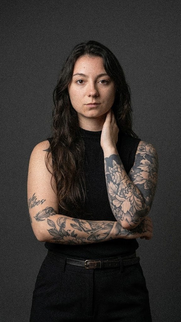 Jessica em frente à sua parede de flash designs